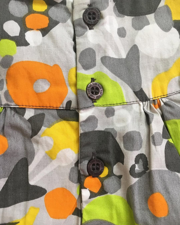 پیراهن دخترانه اورجینال دکمه در پشت کمر با حک tuc tuc روی دکمه ها