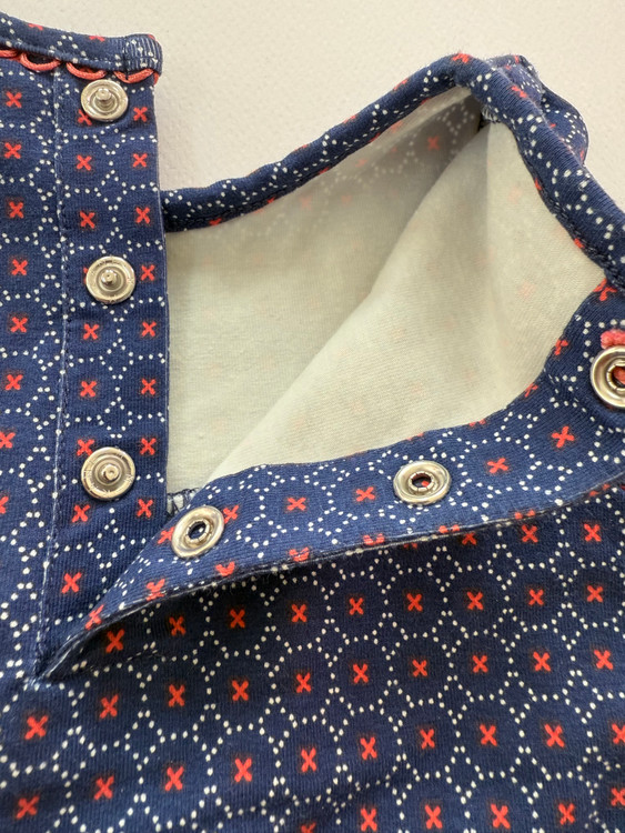 تونیک نوزادی با دکمه فشاری فلزی در پشت یقه