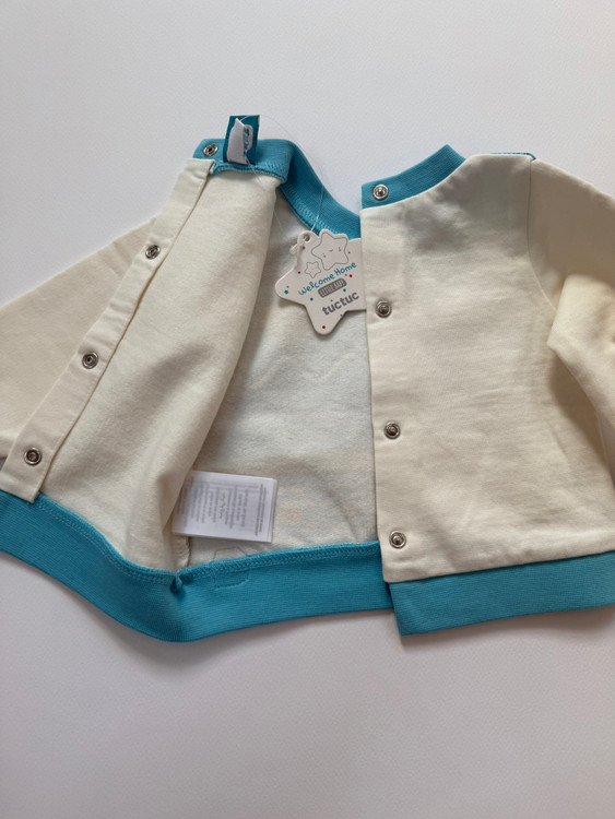 تیشرت پسرانه، پشت لباس دارای دکمه فشاری فلزی