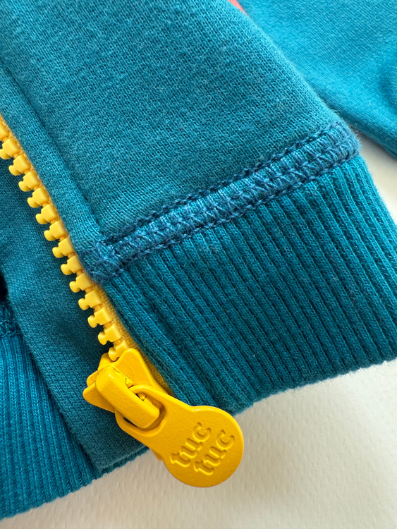 سویشرت پسرانه برند توک توک spain، برند حک شده روی سر زیپ