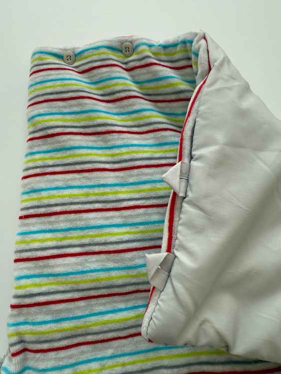 قنداق فرنگی توک توک اسپانیا دارای دودکمه برای تبدل به کلاه